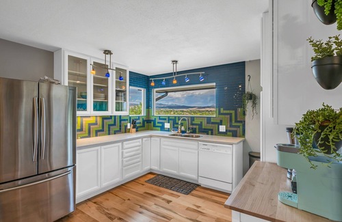 Lincoln Park House | Beautiful home on the bluff overlooking river and mountain views with hot tub!