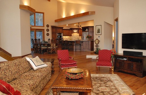 Monument House | Idyllic Retreat Amid Tall Pines and Breathtaking Mountain Views