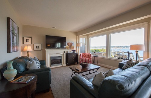 Campbell River House | Unobstructed Ocean View Home with Spa & Breakfast Included