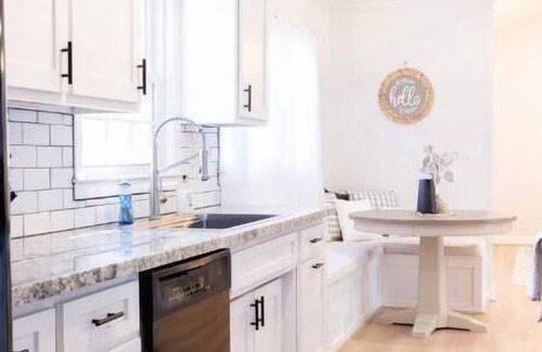Taylors House | Inviting Home with Hot Tub and Open Layout - Guest Rated 10/10