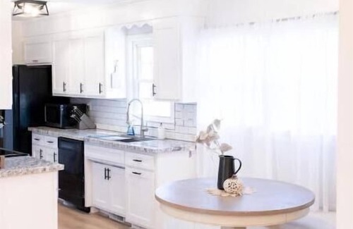 Taylors House | Inviting Home with Hot Tub and Open Layout - Guest Rated 10/10