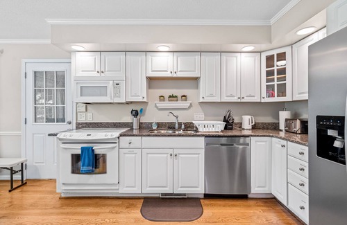 Elon College House | Inviting Home Steps from Elon University - Guest Rated 9.8