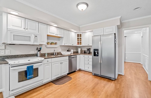 Elon College House | Inviting Home Steps from Elon University - Guest Rated 9.8