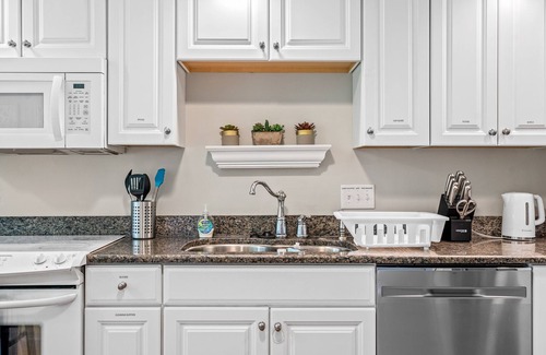 Elon College House | Inviting Home Steps from Elon University - Guest Rated 9.8