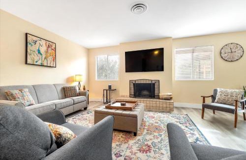 Paradise House | Inviting Retreat with Spa, Golf & Pet-Friendly Amenities