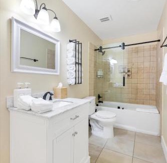 Paradise House | Inviting Retreat with Spa, Golf & Pet-Friendly Amenities