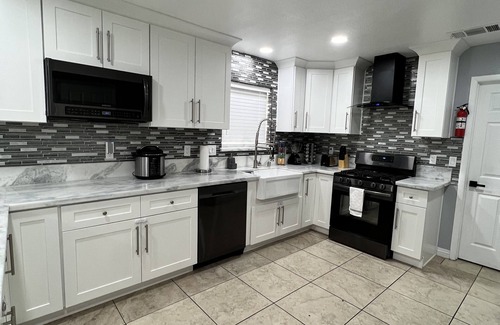 Paradise House | Inviting Home with Free Parking and Family-Friendly Amenities
