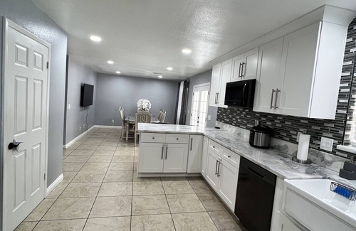 Paradise House | Inviting Home with Free Parking and Family-Friendly Amenities