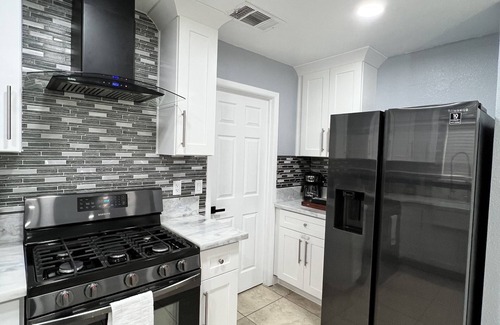 Paradise House | Inviting Home with Free Parking and Family-Friendly Amenities