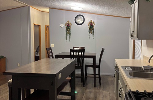 Barnhill House | Beautiful home with pool in Wayne City