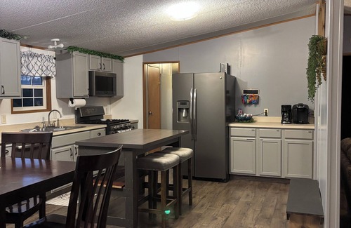 Barnhill House | Beautiful home with pool in Wayne City