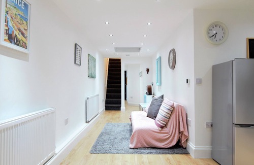 Peninsula House | Cozy 2 Bedroom Apartment in the Heart of Greenwich