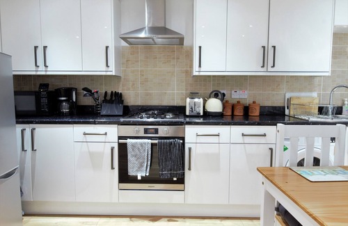 Peninsula House | Cozy 2 Bedroom Apartment in the Heart of Greenwich