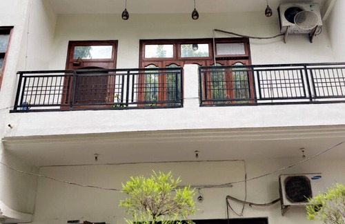 Taj Ganj Bed & Breakfast | Convenient Homestay Steps from the Taj Mahal with Breakfast