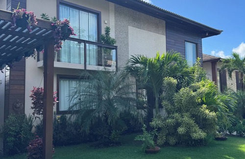 Itacimirim House | Inviting House in Praia do Forte with Pool and Volleyball