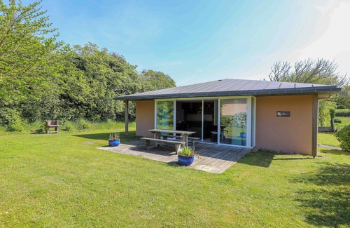 Guisseny Cottage | Beachside Retreat with Shared Pool and Ocean Views