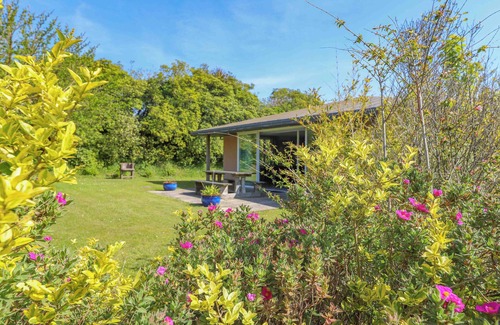 Guisseny Cottage | Cozy Beach House with Pool and Ocean View - Rated 9/10