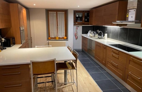 Peron House | Cozy Retreat Steps from Geneva & Ski Station, Rated 10/10
