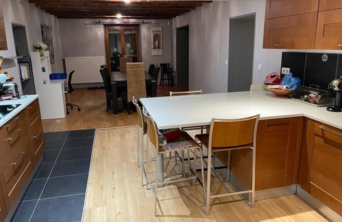 Peron House | Cozy Retreat Steps from Geneva & Ski Station, Rated 10/10