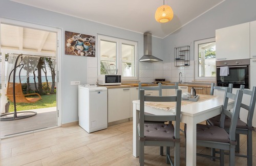 Peroj Villa | Cozy Oceanfront House Steps from the Sea with Free Wi-Fi