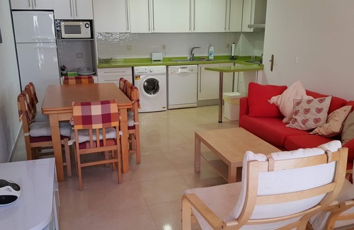 Santa Pola House | Seaside Retreat: Cozy Bungalow in Santa Pola with Pool