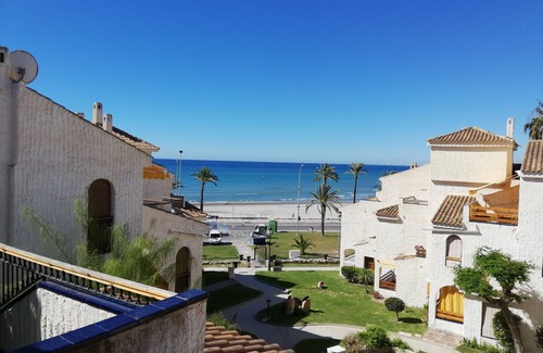 Santa Pola House | Seaside Retreat: Cozy Bungalow in Santa Pola with Pool