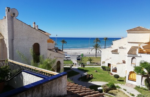 Santa Pola House | Seaside Retreat: Cozy Bungalow in Santa Pola with Pool