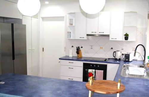 Sinnamon Park House | Inviting House in Brisbane with Pool and Breakfast Included