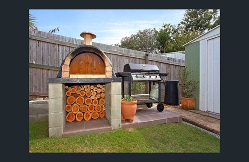 Sinnamon Park House | Inviting House in Brisbane with Pool and Breakfast Included