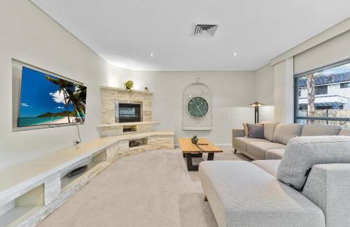 Sylvania Waters House | Elegant Home in Sylvania Waters with Pool & Pet-Friendly