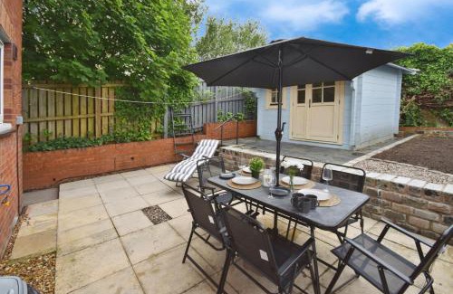 Clydebank Apartment | Cozy House in Clydebank: Pet & Child Friendly Retreat