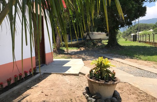 Guarau House | Cozy Beachfront Retreat by Guaraú River - Family & Pet Friendly