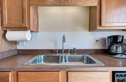 Wheatland House | Tranquil Retreat Near I-40 with Spa and Breakfast Options