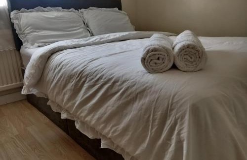 West Ruislip House | Charming House in Ruislip with Ocean View and Private Beach