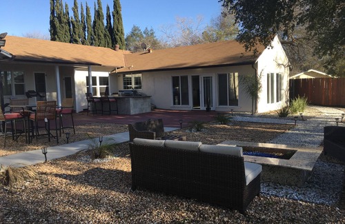 Altadena House | Idyllic Hillside Retreat with Ocean Views and Pet-Friendly Stay