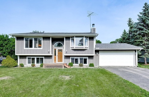 Eden Prairie House | Ideal House in Eden Prairie - Pet Friendly & Family Ready