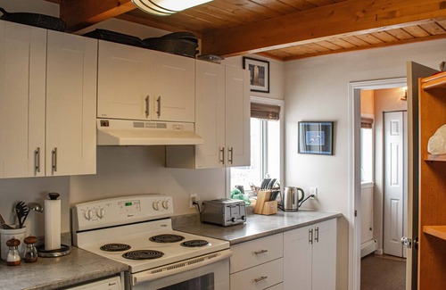 Iqaluit House | Beautiful house on the beach of Frobisher Bay!