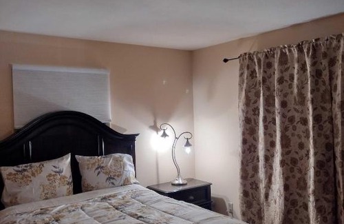 Newtonville House | Serene House: Family-Friendly Retreat for Memorable Stays