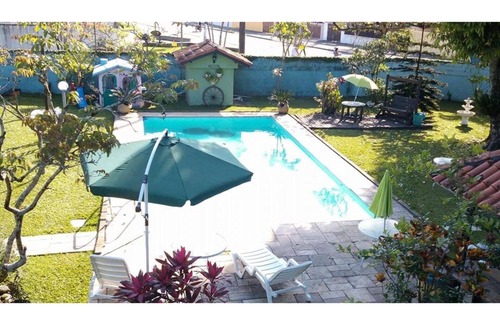 Itanhaem House | Inviting 7-Bedroom House with Oceanfront Pool & Spa