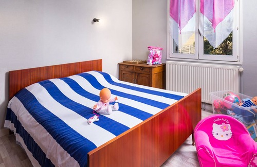 Verteillac House | Family-Friendly Retreat with Pool for 6-8 Guests