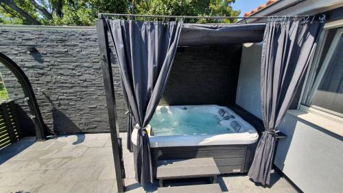 Bakarac House | Elegant Oceanfront Retreat with Jacuzzi and Terrace