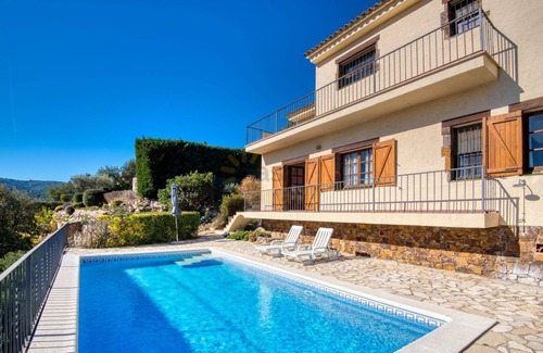 Calonge Ski Chalet | Discover Casa Berlin: Family-Friendly Stay with Pool & Spa