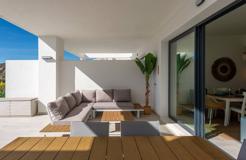 Manilva House | Tranquil Retreat with Rooftop Jacuzzi and Ocean Views