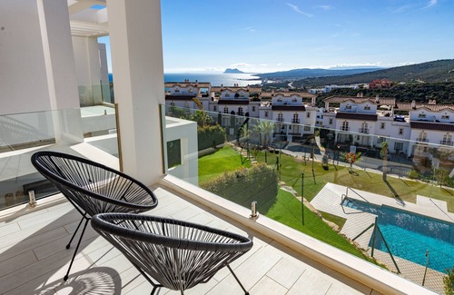 Manilva House | Tranquil Retreat with Rooftop Jacuzzi and Ocean Views