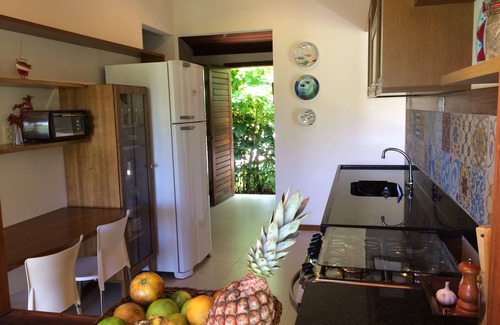 Garapua House | Exquisite Getaway with Tropical Garden in Garapuá
