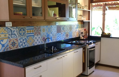 Garapua House | Exquisite Getaway with Tropical Garden in Garapuá