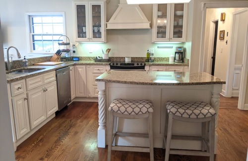 Prospect House | Premier Hunting Creek Neighborhood Derby Rental for 12 Guests