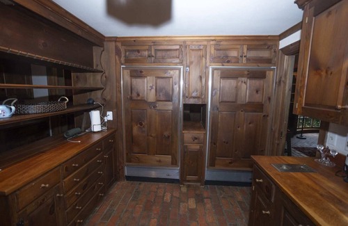 Lincoln House | Pet-Friendly Haven with Kitchen and Perfect 10 Rating