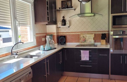 Candeleda Ski Chalet | Idyllic Villa in Candeleda with Ocean View & Family Amenities