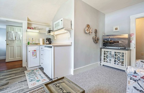 Ogunquit Apartment | Beach Rose Suite #5 at Lighthouse Landing – Family-Friendly Stay